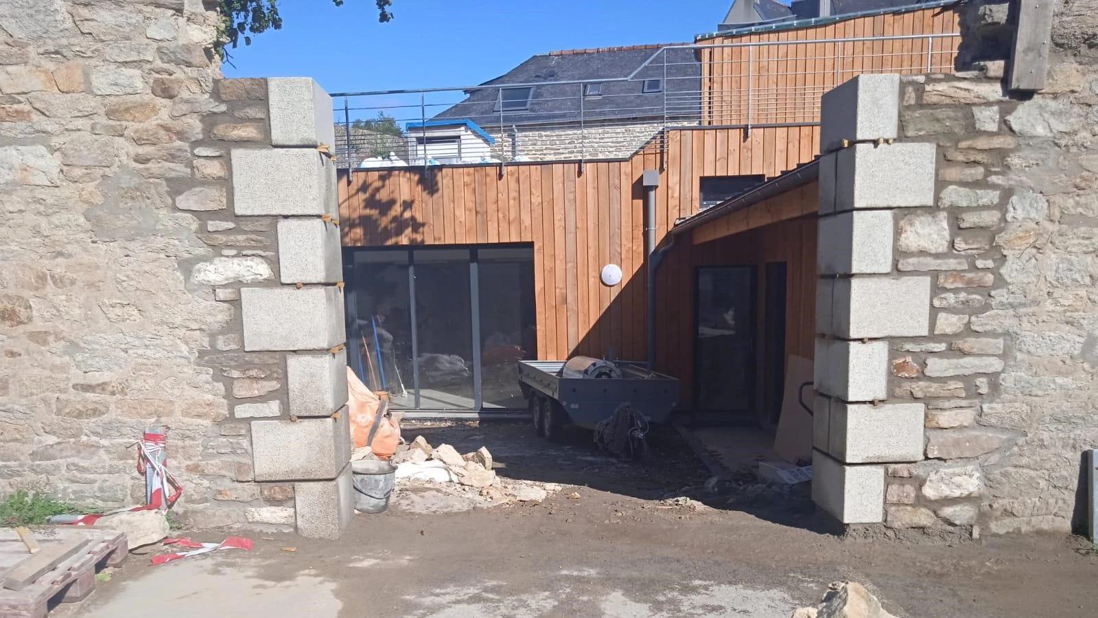 Maçonnerie en pierre de taille et granit breton — chantier CLK Construction à Lorient